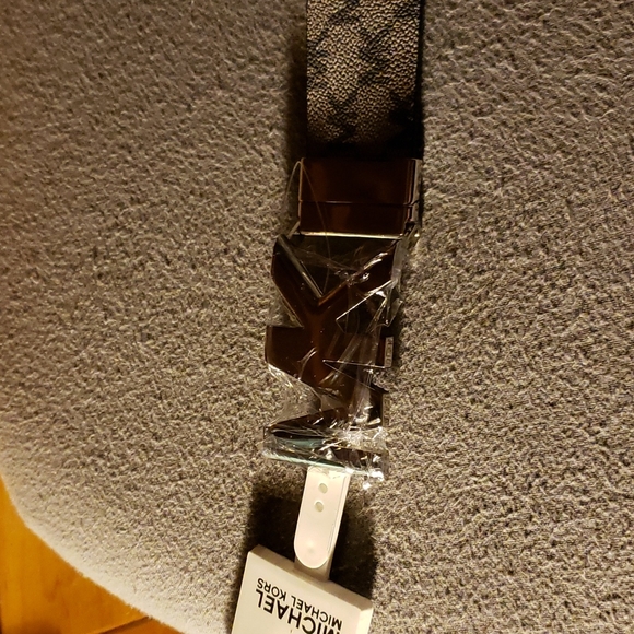 NWT Mk belt. Reversible. One side grey with mk logos. Other side plain black - Picture 7 of 8